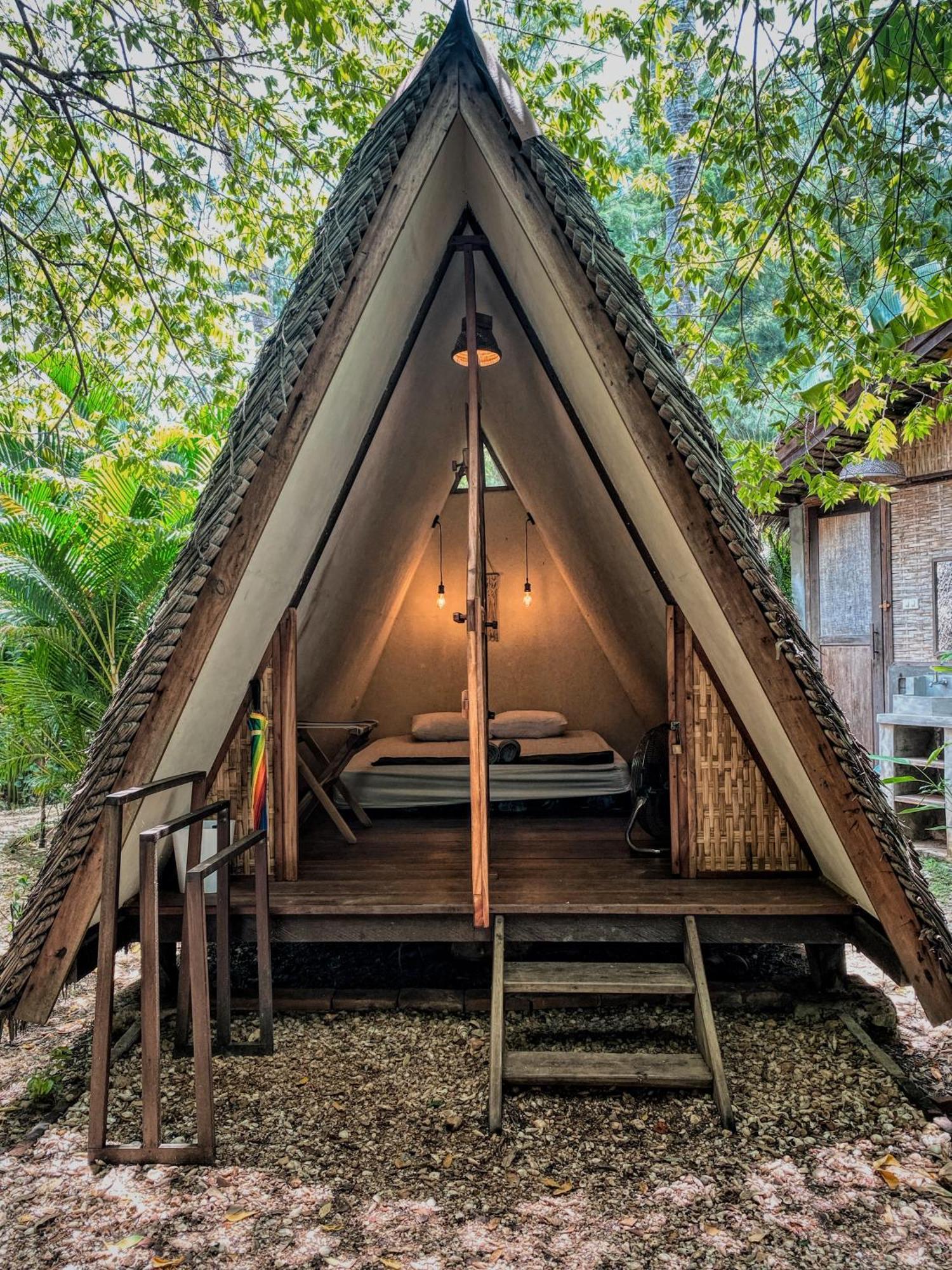 Basa-Basi Lodge Каримунджава Екстериор снимка